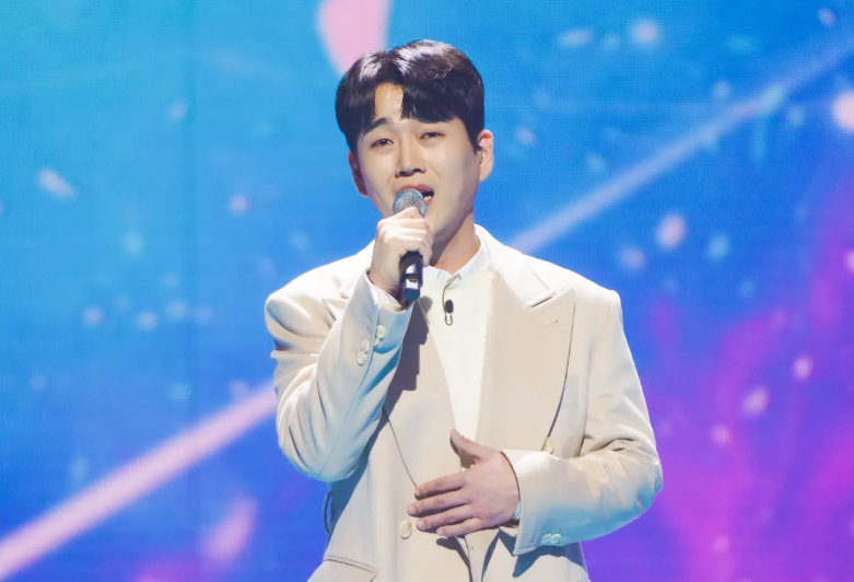 복귀 앞둔 '트로트 가수' 황영웅 생기부 공개하며 "학폭 논란 사실 아냐"