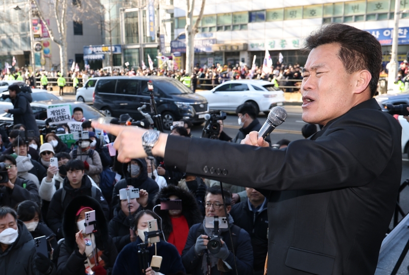 출연진 손절 이어 대관 취소까지...'전한길 콘서트' 킨텍스에서 못 연다