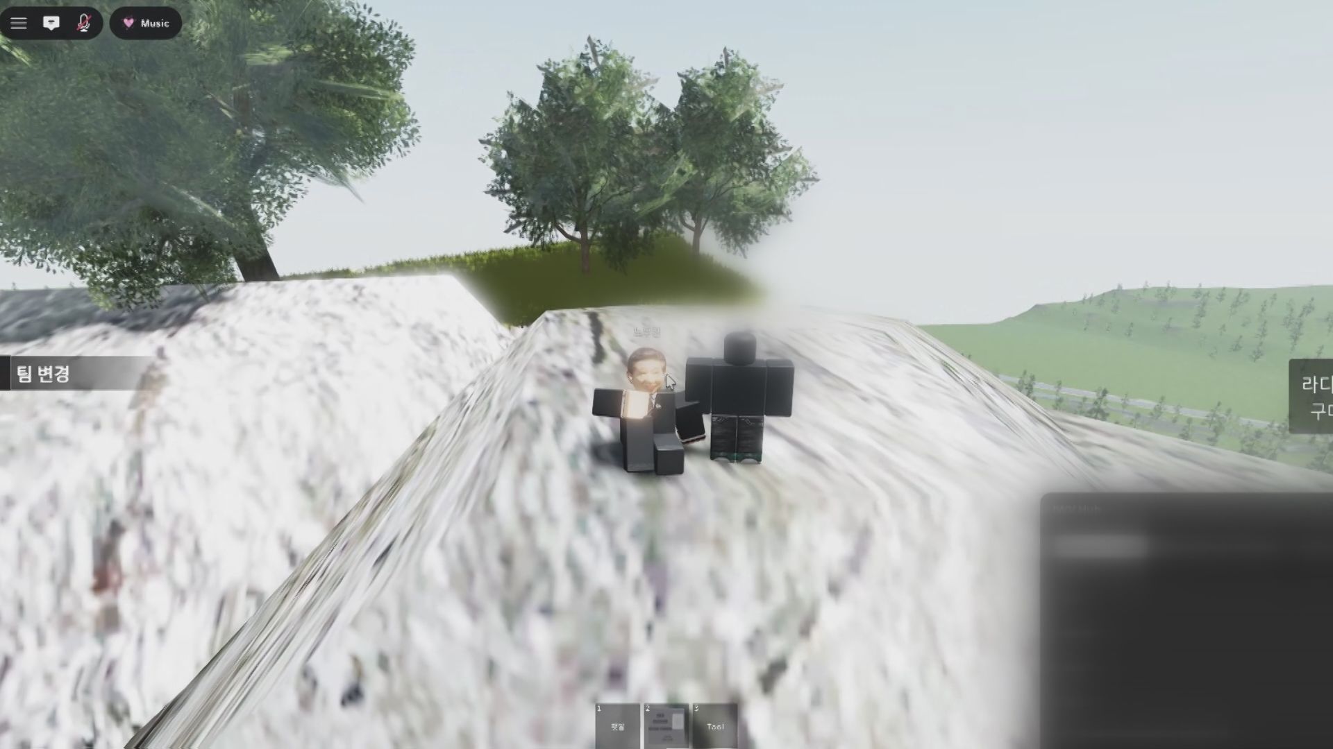 부엉이바위 투신 재연까지...노무현 비하 '로블록스' 논란