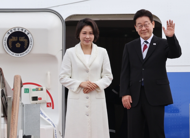 靑, 이란 하메네이 사망에 "재외국민 안전 다각적 조치"...'국빈 방문' 이 대통령, 예의주시