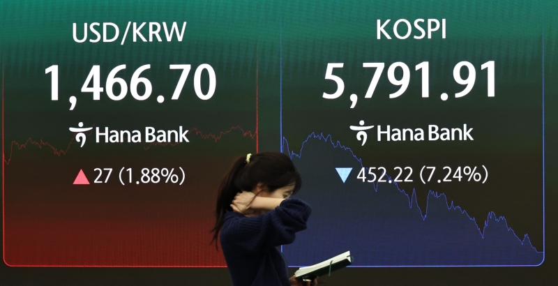 '이란發 검은 화요일' 코스피 5,700선 급락...삼전·SK하이닉스 10% 안팎 하락