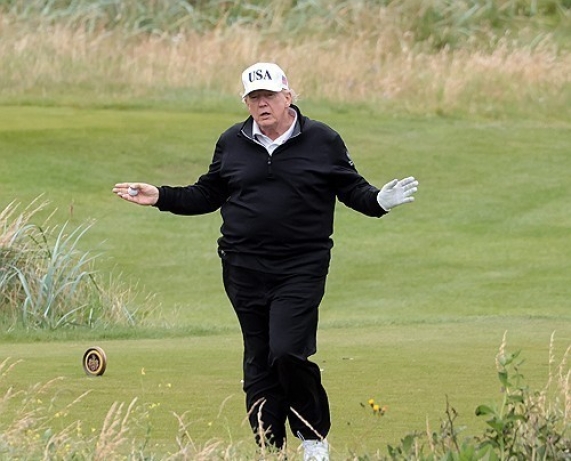 유가 100달러 돌파·미군 전사자 늘어나는데...트럼프, '주말 골프' 구설