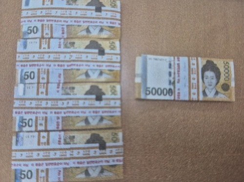 쓰레기봉투서 2,500만 원…한 달 넘게 주인 안 나타났다