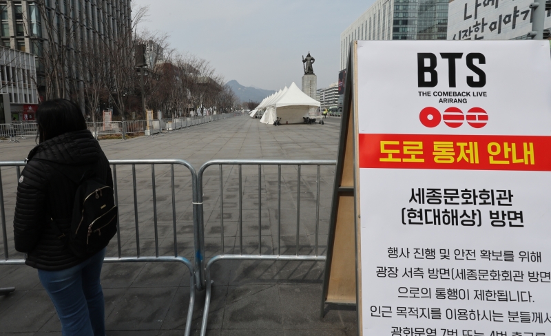 BTS 공연 당일 경찰버스가 결혼식 하객 실어 나른다