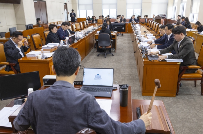 '5월1일 노동절도 법정공휴일' 행안소위 통과... 공무원·교사·택배기사도 쉰다