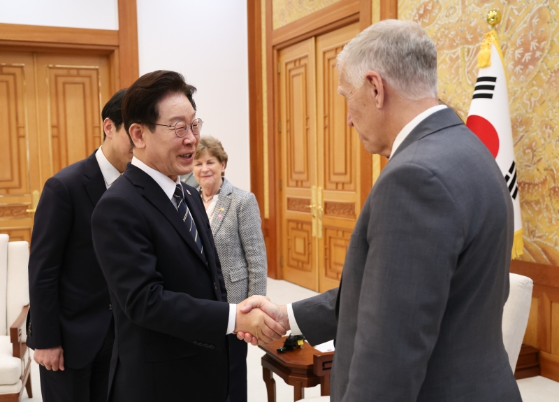 李대통령 "전작권 환수로 美 부담 줄여야…우리 힘으로 한반도 방위 마땅"