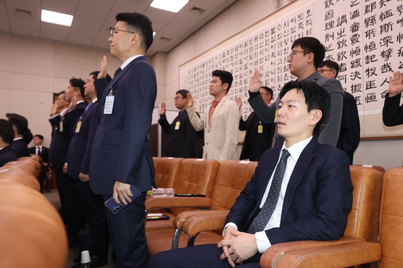 '연어·술파티 회유 의혹' 박상용 검사, 국회 선서 거부