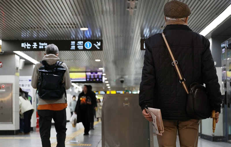새벽 출근길 노인들이 '민폐'?...노인회 우려에 홍익표 "무임승차 제한 없어"