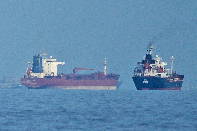 미군 "이란 왕래 아니면 호르무즈 항해 안 막는다"