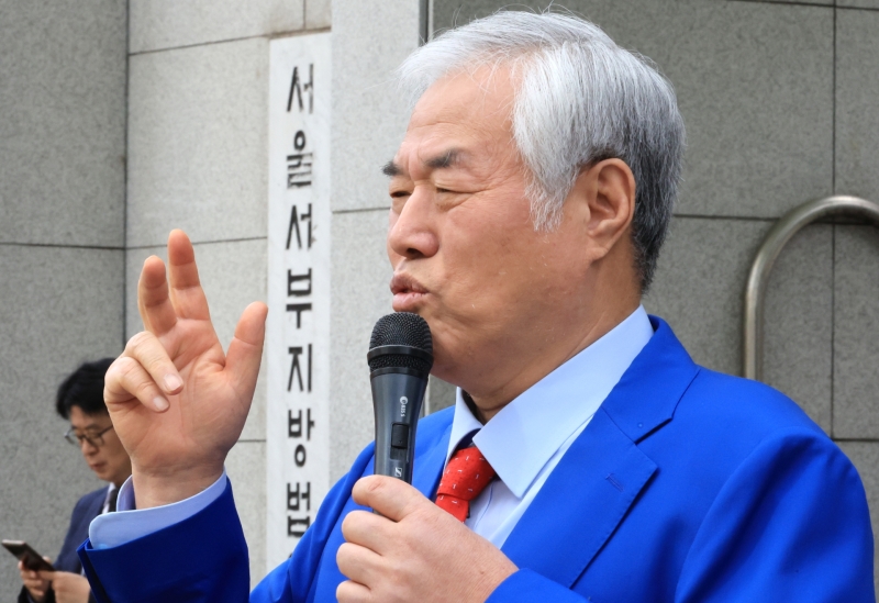 "대한민국은 이미 망했다" 보석 석방된 전광훈 광화문 집회 참석...전한길도 참석