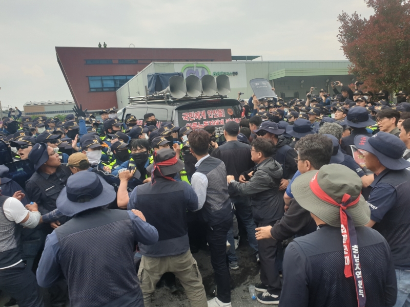 화물연대 집회서 화물차가 조합원 치어 3명 사상...노조·경찰 대치