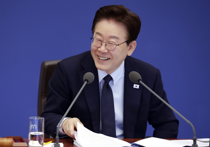 李 대통령 지지율, 2주 전보다 2%p↓ 67%...민주 46%·국힘 18%