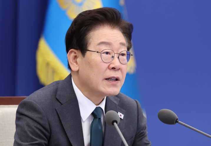 이 대통령 "돈 좀 벌어보겠다고 매점매석하다간 패가망신...정상시대 시작됐다"