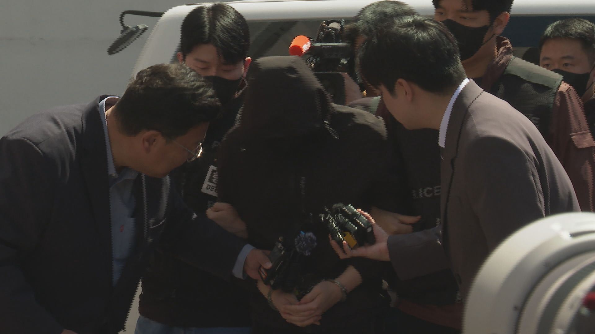 여고생 살해 20대 신상 공개...유족, 범행 현장 찾아