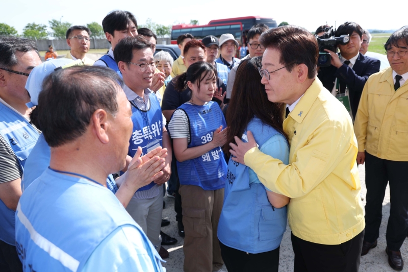 李대통령, 여객기 참사 수습 현장서 "사고조사 두 번씩 하는 게 말 되나"