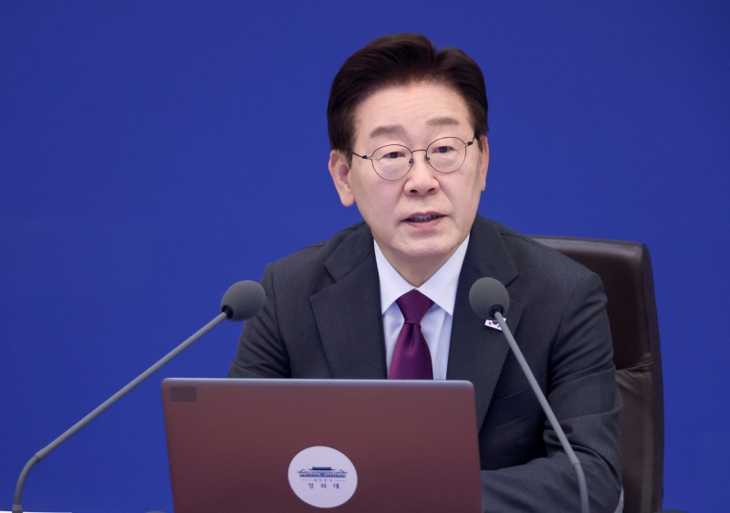 "경제·민생 잘한다"…이 대통령 지지율 64%...TK·PK 보수강세지역도 '과반'