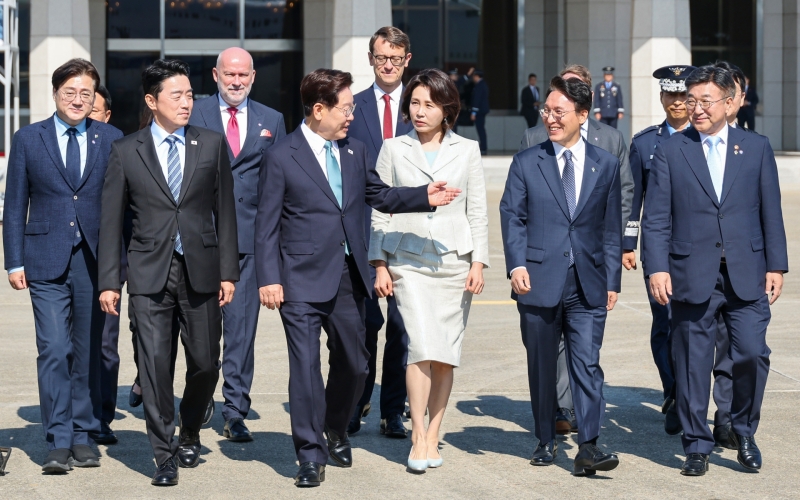 李대통령 G7순방 출국길에 여당 지도부 '패싱?'...전대 앞두고 정치적 해석 '분분'