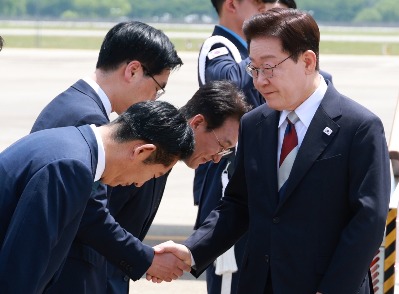 李대통령, 유럽순방 마치고 귀국...정청래에 '90도 인사' 받고 "수고했습니다"