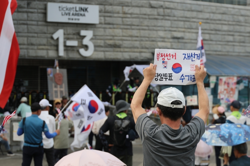 "개표소 시위에 웬 가스총?" 80대 무장에 '발칵'