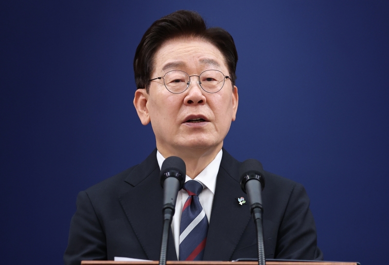 李 국정 지지율 '부정' 49.7% VS '긍정' 46.7%...오차범위 내 첫 역전