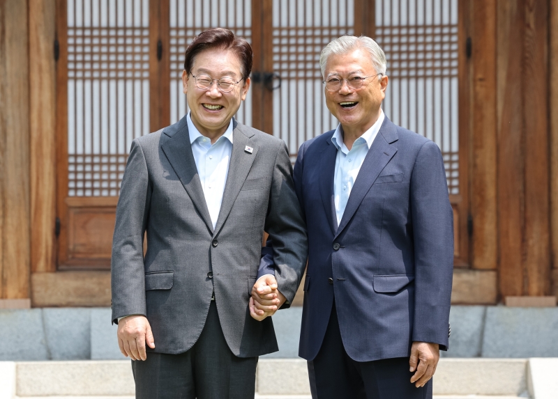 李 대통령 "내부단합·외연확장 조화롭게"..., 文 전 대통령 "국민통합 하려면 당내 단합이 출발점"