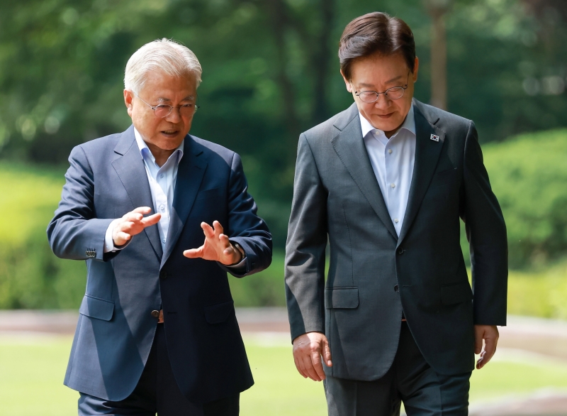 靑 "李대통령·文 전 대통령, 가짜뉴스·멸칭 도움 안 된다는 데 공감"