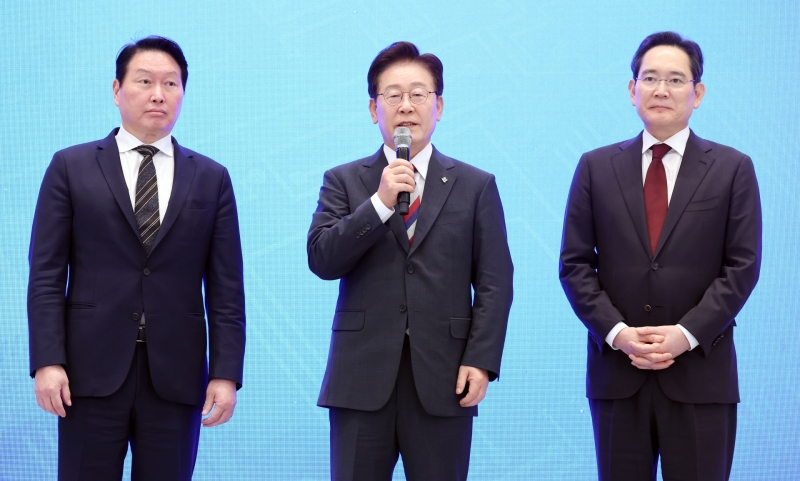 李대통령 "메가프로젝트, 지지율 관리용이면 선거 전에 했을 것" 반박