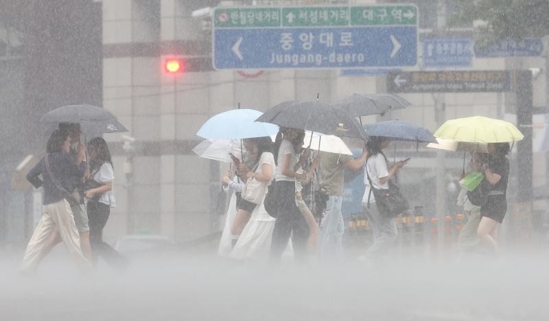 전국 장맛비 '중대본 1단계' 가동…중부 최대 300㎜ 이상 '물폭탄' 예보