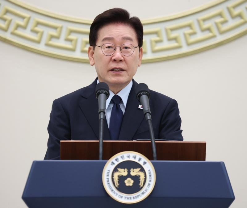 李대통령 지지율 43.3% 취임 후 '최저'…"부동산 세제·형소법 논란 영향"