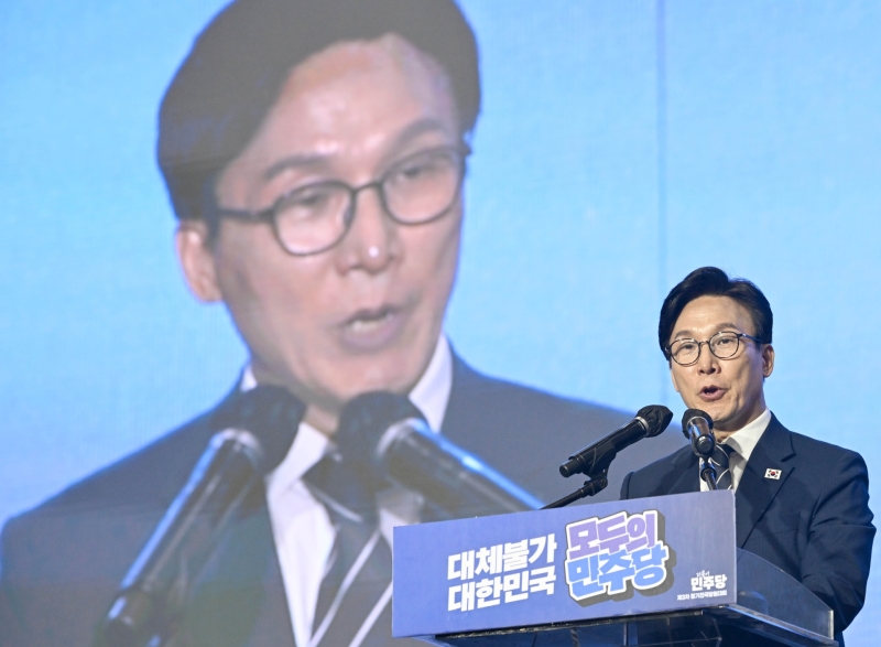 김민석, 풍파 딛고 총리 이어  與대표로…차기 대권 주자 부상