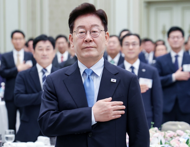 '취임 후 최저' 李대통령 지지율 42%...부정평가 첫 50%