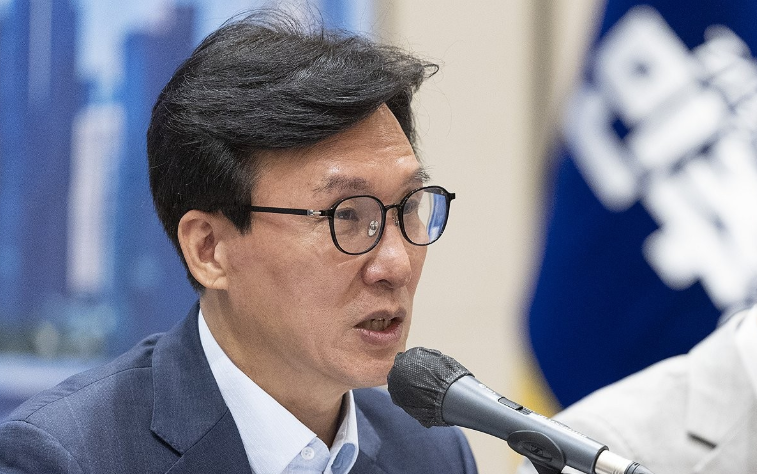 김민석 "국민의힘, 이진숙 내쫓든지 아니면 YS 사진 내려라"