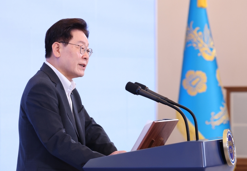 李대통령 지지도 38.9% '취임 후 최저'..."부동산 민심 악화에 대법관 논란"