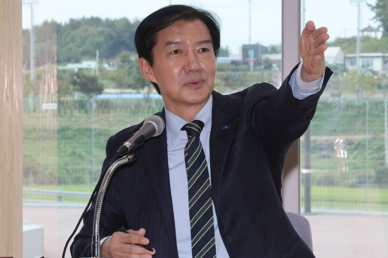 조국, 與 '배은망덕' 비판에 "은혜 갚으려 경고했더니 오물 투척...또 한 명의 '반명' 만들려 하나"