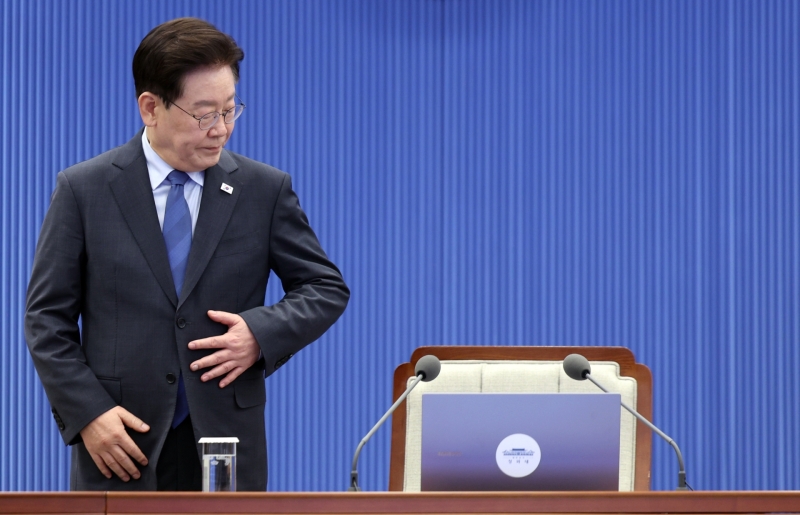 李대통령 지지율 33.8% '또 최저'…국힘 42.1%, 민주당 36.1% 첫 역전