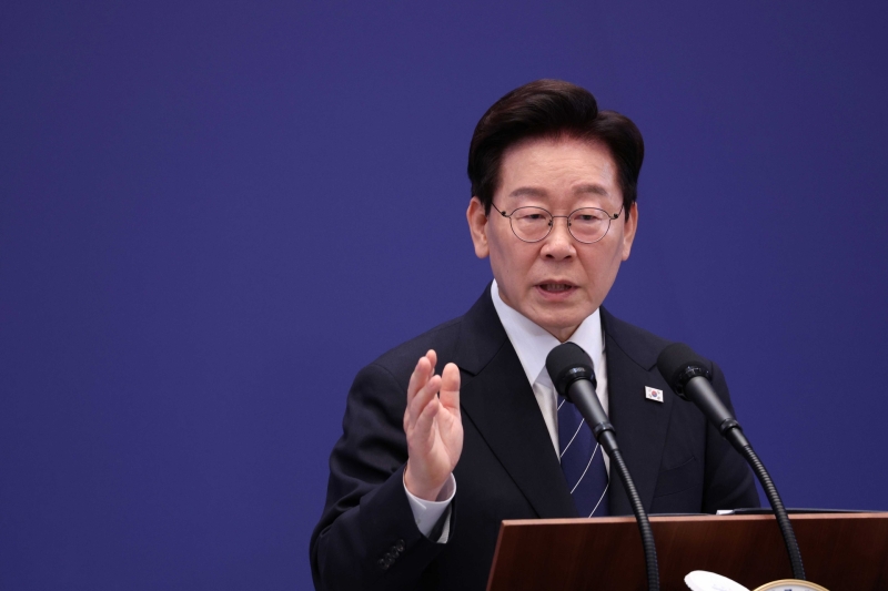李대통령 지지율 34.8%, 10주 만에 반등... "기자회견 긍정 평가"