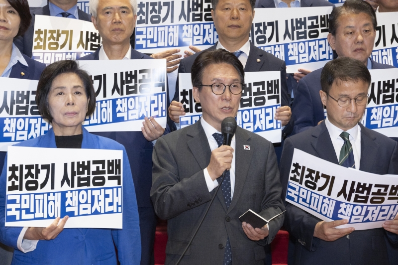 조희대 '재제청 거부'에 김민석 "내란적" vs 정점식 "제청권 유린"…여야 충돌