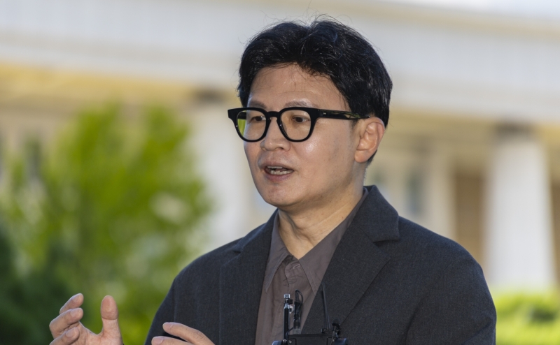 한동훈 "李대통령, 유시민 못 이깁니다…해외 나갔으면 외교하라"