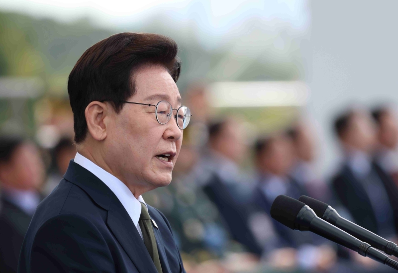 李대통령 긍정평가 43% 제자리인데, 부정은 50%로 상승...중도층 긍정 49%, 부정 46% '팽팽'