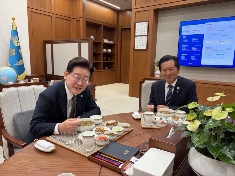 "정청래 그만 괴롭혀라"에 李대통령 "우린 동지"…鄭 "4통통합하고 뭉치자"
