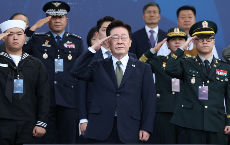 극초음속 활공비행체 최초 시험발사 성공…靑 "전장 판도 바꿀 전략자산"