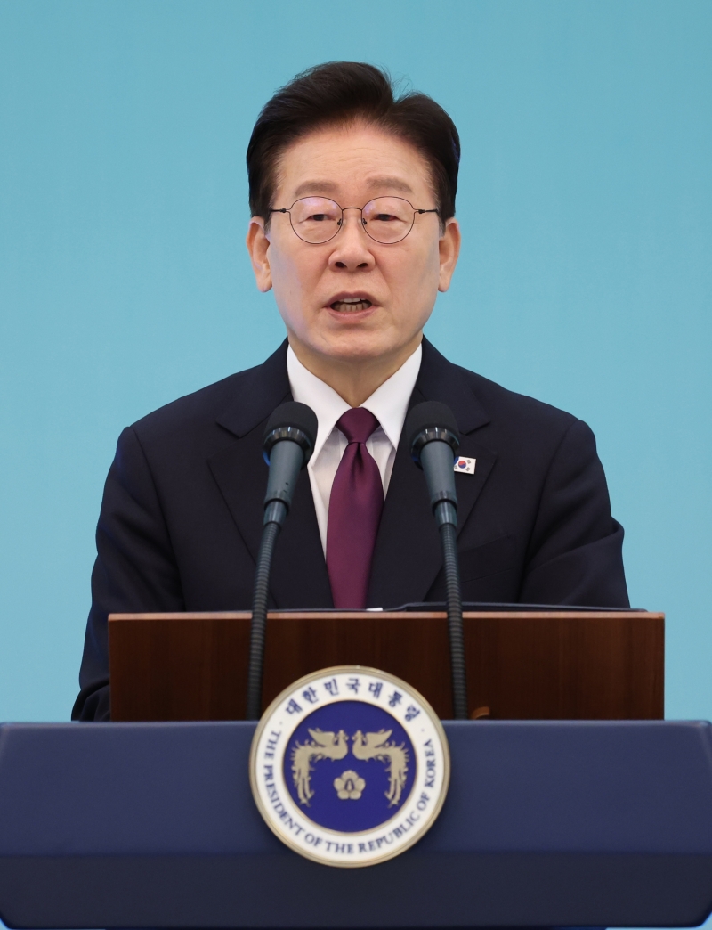李대통령 지지율 35.2%…국힘 41.3%·민주 35.5% '오차 내 역전'