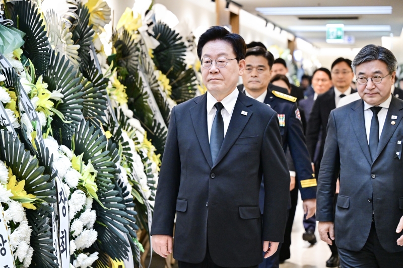 이 대통령, 순직 소방관 빈소 조문…영정 앞 무릎 꿇고 추모