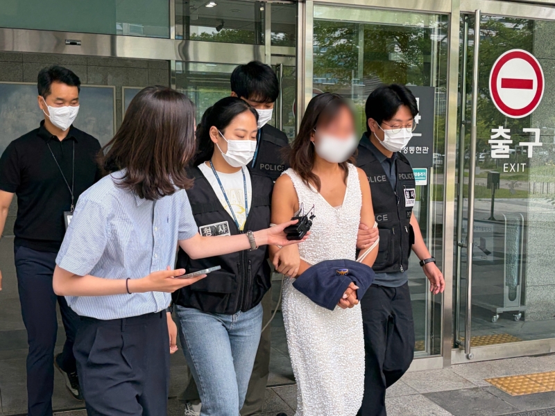 잠실 개표소 시위서 경찰 폭행하고 침 뱉은 40대 여성 '징역 10개월'