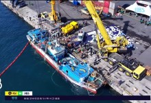 전복 어선 이틀만에 인양.. 선내 수색 진행