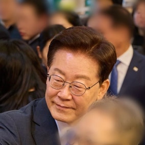 李 지지율 37.4%… 2주 반등 멈췄는데, 중도층은  올랐다