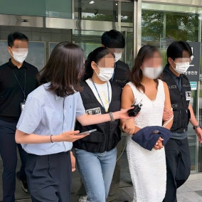 ‘경찰에 침 뱉고 욕설’...잠실개표소 40대女 구속