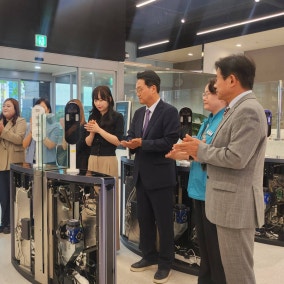 안민석 경기도교육감, 교육청 개방 첫 발... 출입구 게이트 철거